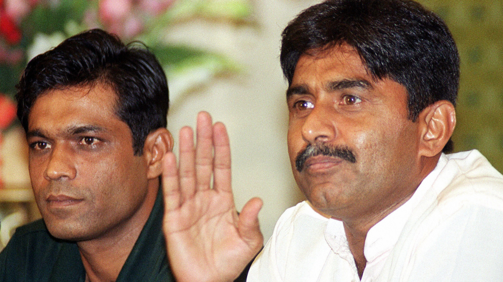 I Never Slapped Javed Miandad Rashid Latif Sends Legal Notice To