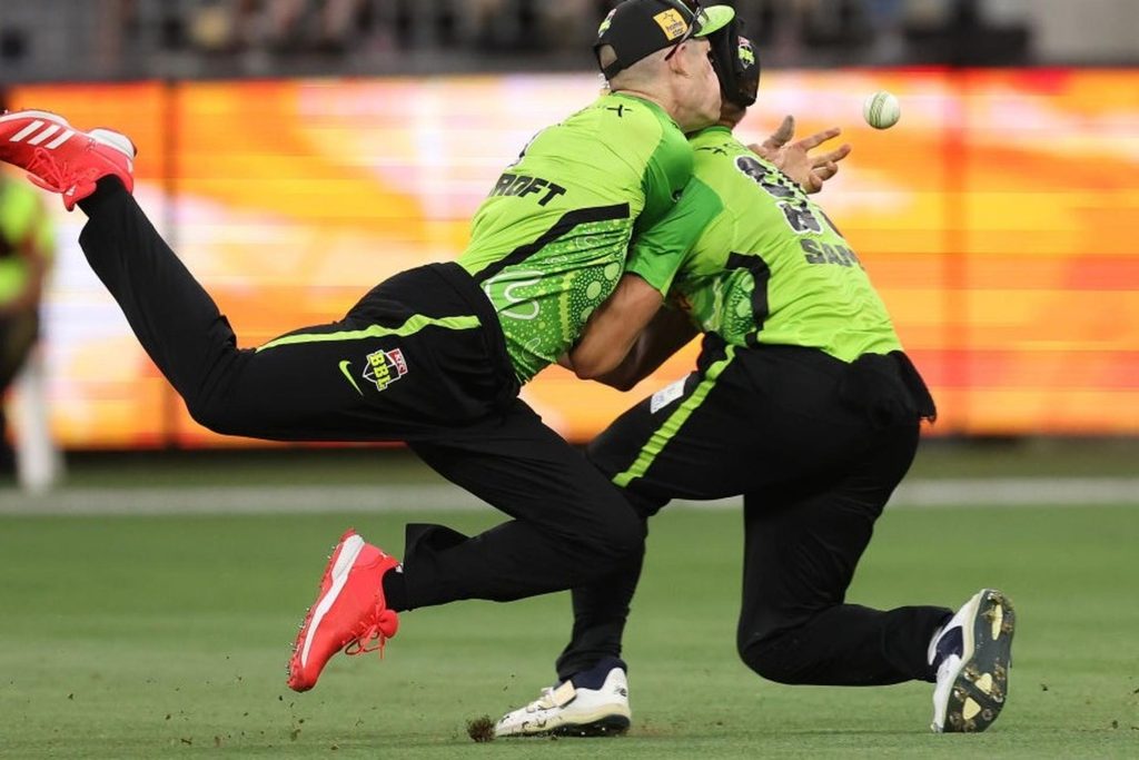 Australia internationals hospitalised with 'possible fractures' after crunching Big Bash collision