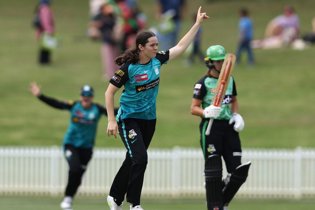 Australia U-19 seamer takes 5-8 for Brisbane Heat to create WBBL history