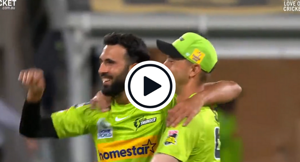 Watch: Four wickets in 11 balls – Saqib Mahmood provides timely reminder of his credentials on breathtaking BBL debut spell